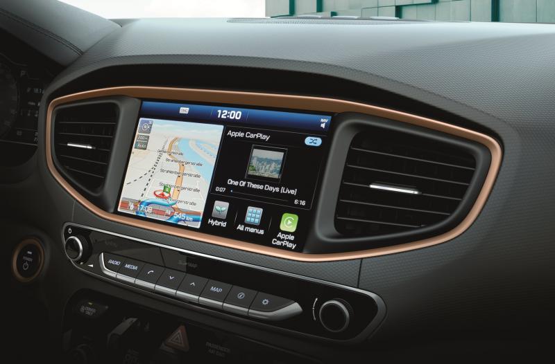 中控台触屏边缘以浅棕色饰条点缀,时尚典雅。