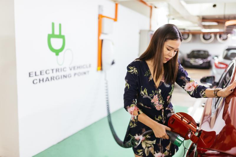 车主可以把电动车开到Komoco Motors,享受一年免费充电服务。