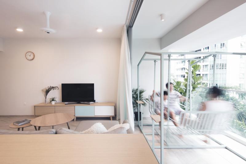 客厅和阳台结合为舒适的起居场所。