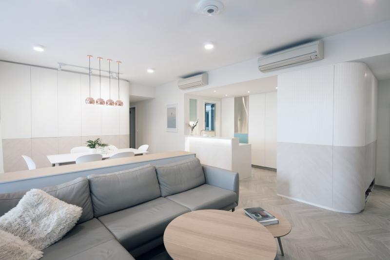 门厅、客厅、饭厅、厨房动线流畅。