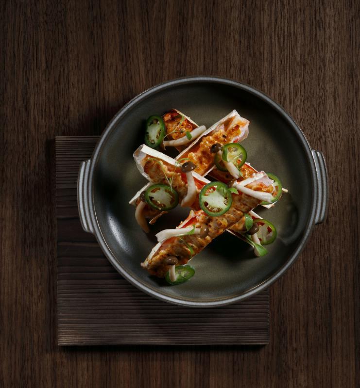 贵气的烤阿拉斯加帝王蟹。（餐馆提供）