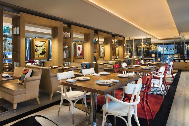 Akira Back餐馆里的画作出自他妈妈之手。（餐馆提供）