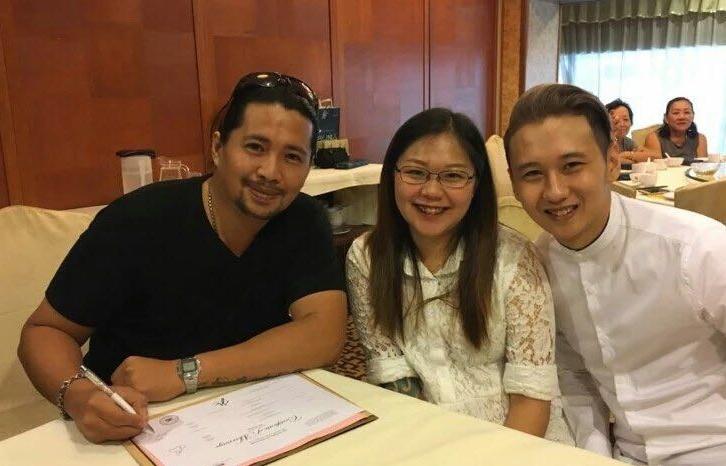 陈俊良（左）不仅为吴佳丽免费打官司，还是她的证婚人。（受访者提供）