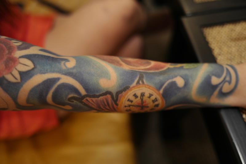 吴佳丽手臂上的大片文身已经很难去除，她选择将之完成，当成是艺术。