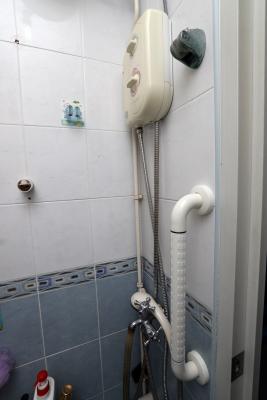 热水器前也安装了一个扶手方便洗澡。