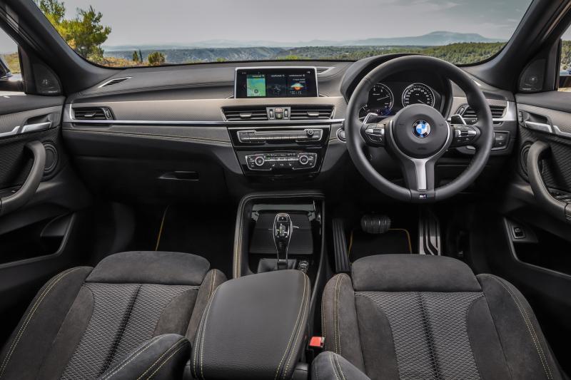 车室融合了宝马的标志性设计元素，位于中控台上方的资讯娱乐主机可选配6.5英寸或8.8英寸的触屏。