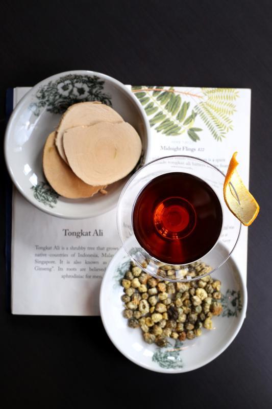 Nutmeg & Clove使用南洋独有食材调配鸡尾酒。(龙国雄摄)