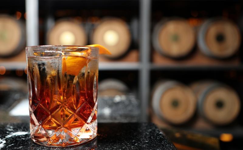 Manhattan设橡木酒桶房,用来陈酿预先调配好的鸡尾酒。(林泽锐摄)