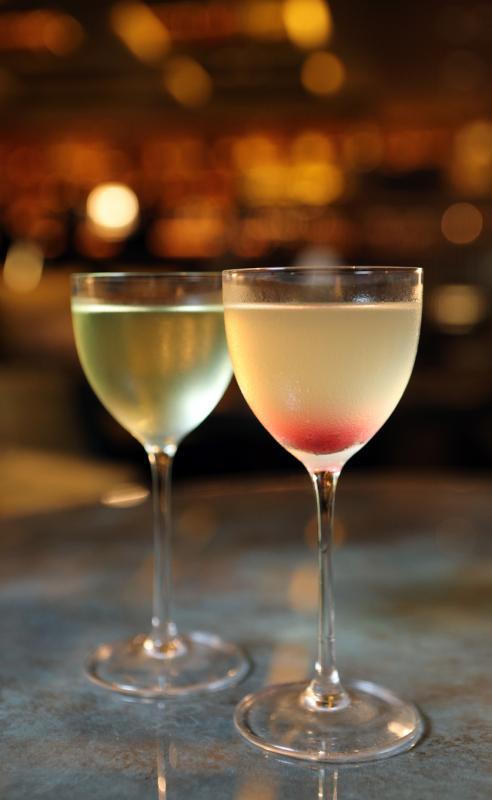 Manhattan使用“澄清”步骤,让饮料有更晶莹通透质感。(林泽锐摄)