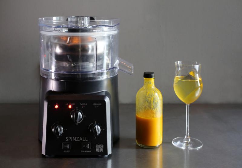 Gibson使用离心分离机新技法,去除鸡尾酒多余杂质。(梁麒麟摄)