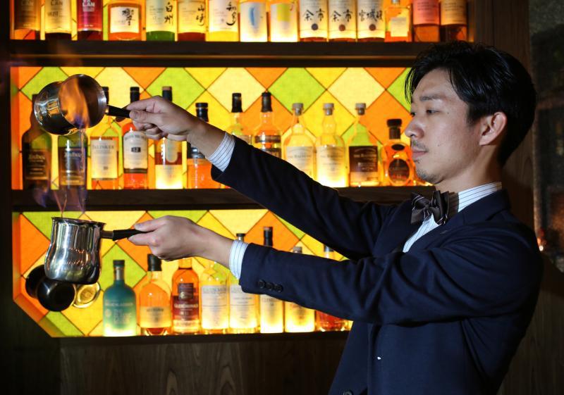鸟潟彦人认为在新加坡当调酒师,能学习掌握亚洲各地食材。(梁麒麟摄)