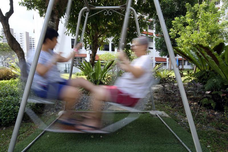 心理卫生学院花园内，长期住院者一边荡秋千，一边聊天。（谢智扬摄）