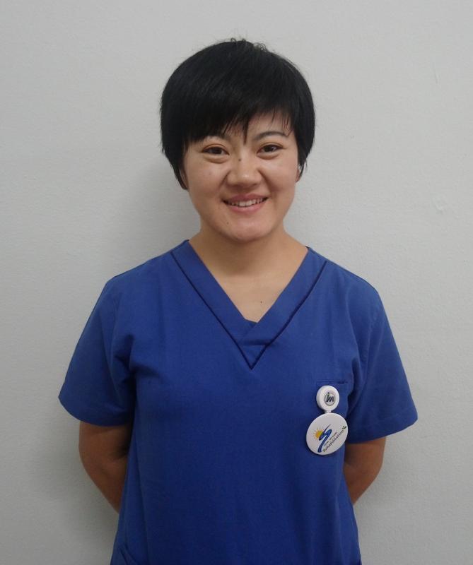 助理护士长胡小美为长期住院者讲解药物的使用。（陈映蓁摄）