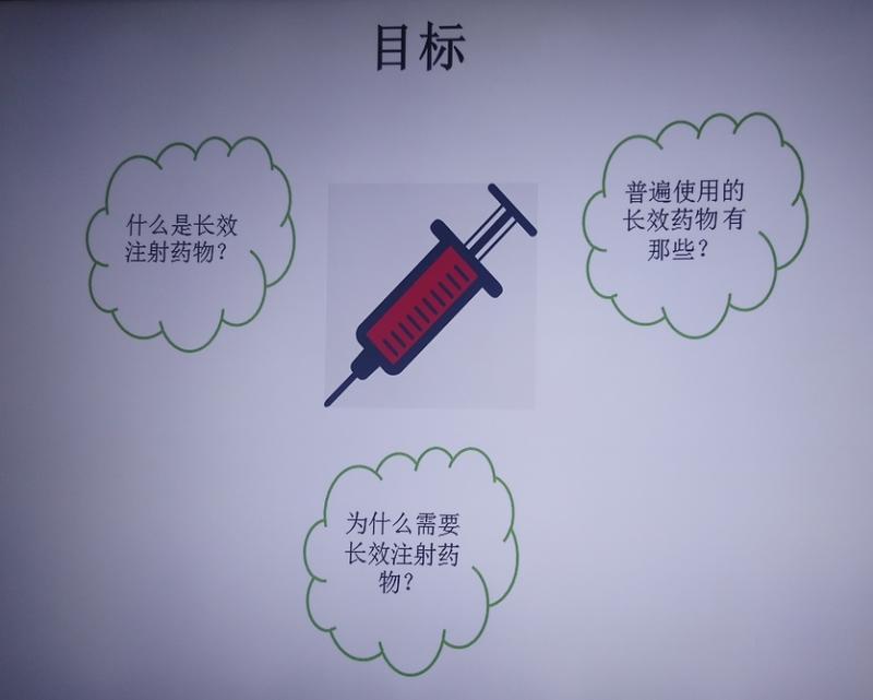 助理护士长胡小美简单扼要的把药物信息传达给病患。（陈映蓁摄）