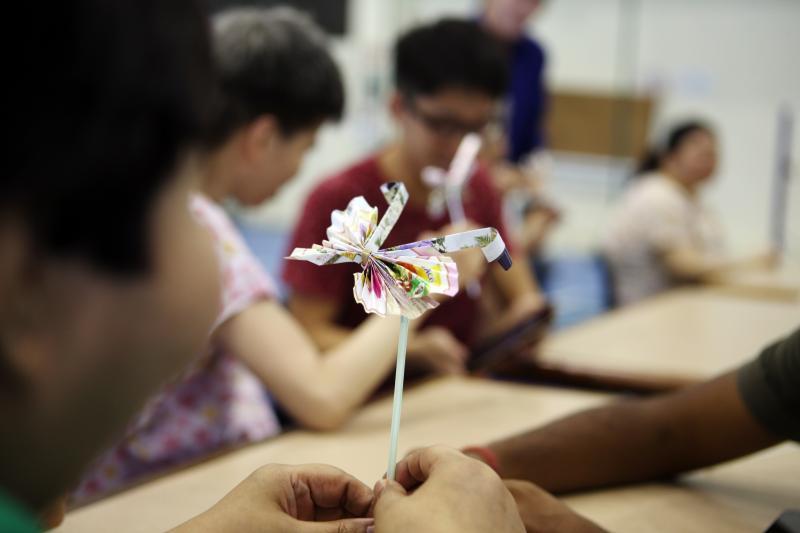 周末午后的美术活动：用再循环材料制作小蝴蝶。（谢智扬摄）