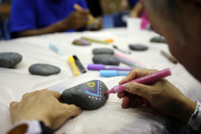 周末午后的美术活动：在小石上作画。（谢智扬摄）