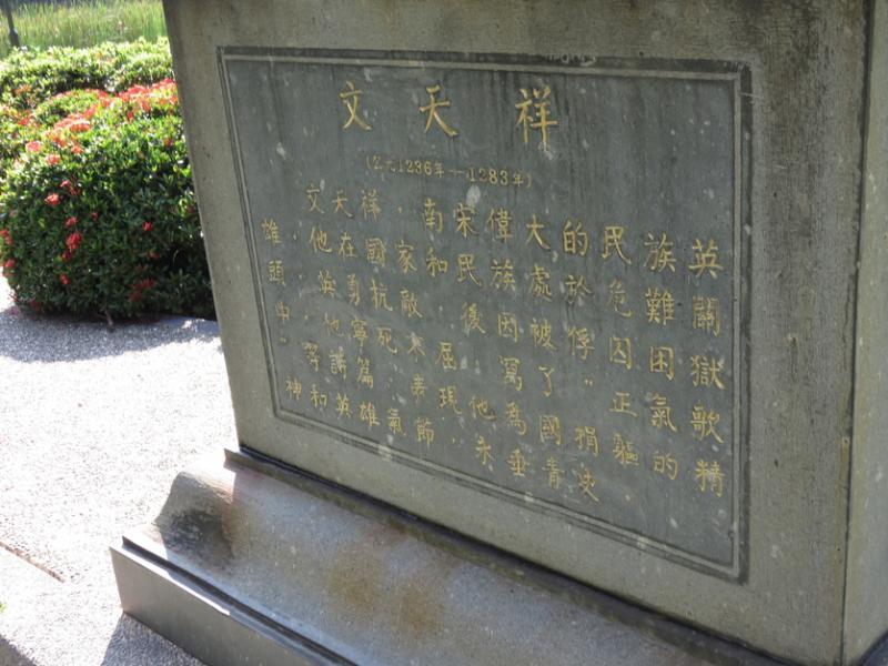 每尊雕像都有人物介绍。