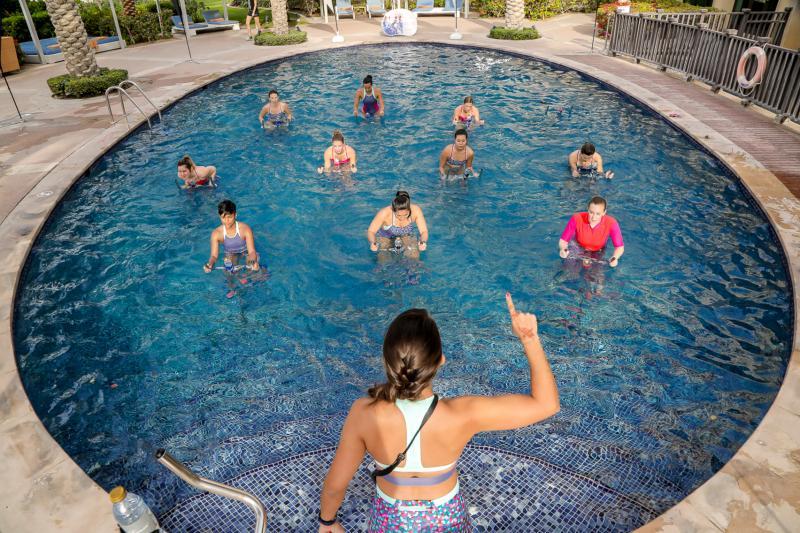 与陆地相比，肥胖者较容易做水中脚踏车运动。