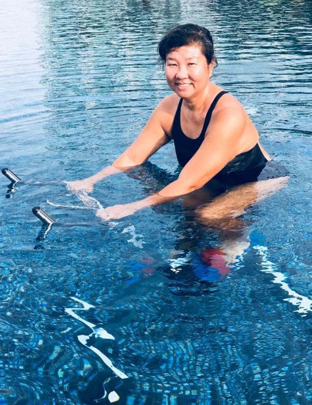 缺乏运动的孔莉玲开始尝试水上运动，包括水中脚踏车运动。