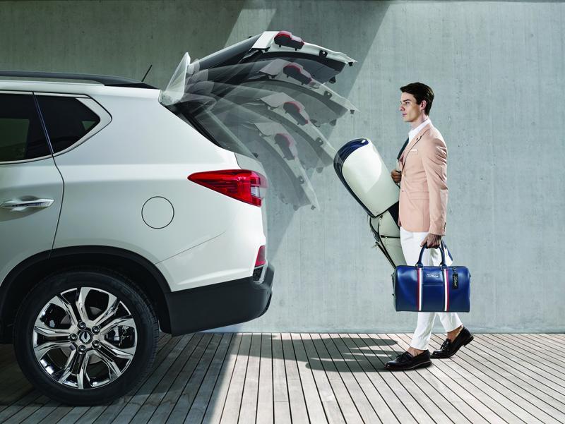 行李厢门—只须带着钥匙靠近车尾等三秒钟,行李厢门会自动弹开,对提着重物的车主来说,十分便捷;行李厢门也可从驾驶舱开关。