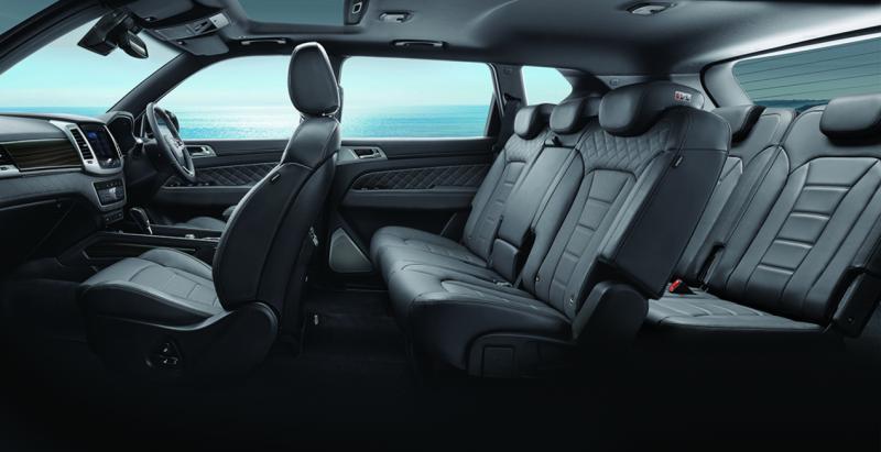 车室空间宽敞,真皮座椅和木质饰板凸显高级质感。