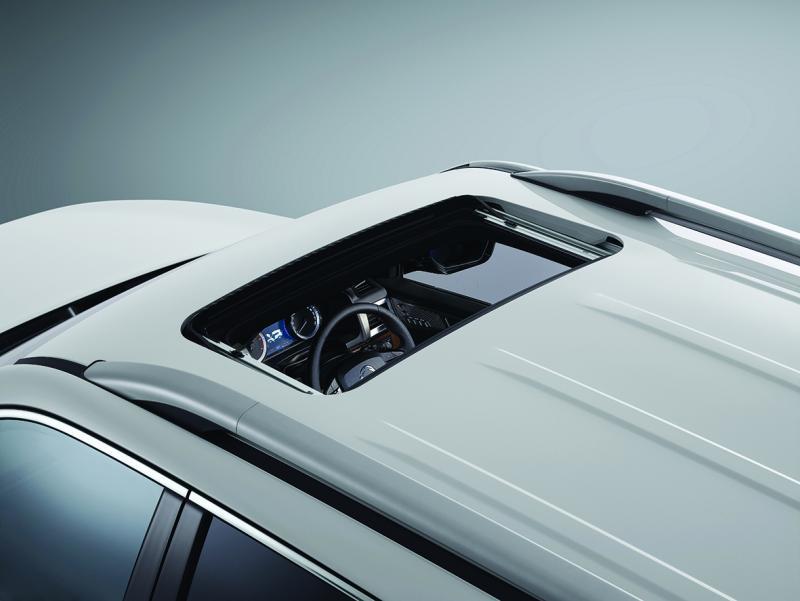 前座乘客可以欣赏头上风景,天窗也利于散热和空气流通。