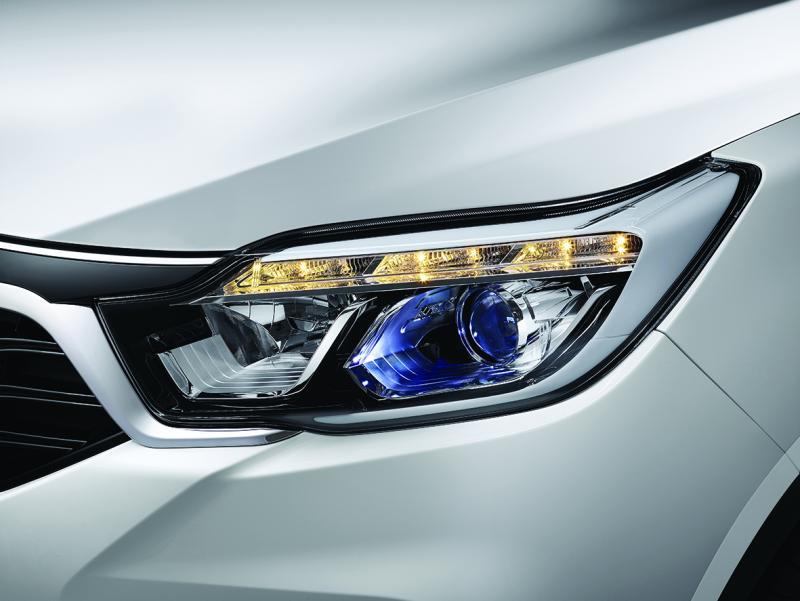 氙气(HID)大灯搭配LED日间行车灯,看起来既锐利又大气。