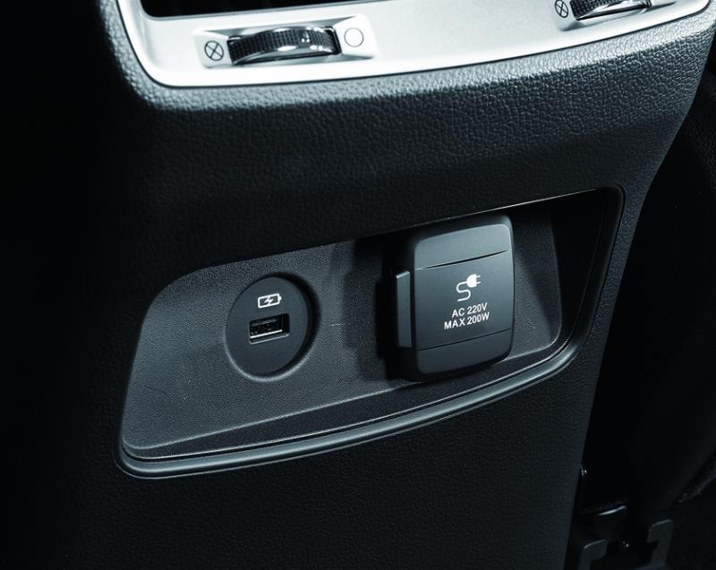 中排座位前有一个220V电源配置,方便乘客使用笔电或家电等。