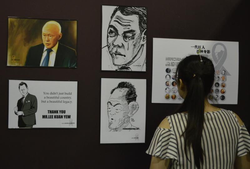 纪念我国建国总理李光耀的“一代巨人百种身影”在厦门国际动漫节展出。(受访者提供)