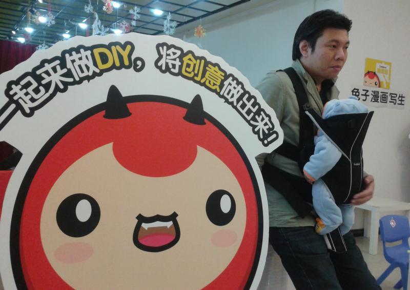 7年前在上海开店,刘俊贤带着儿子工作。(受访者提供)