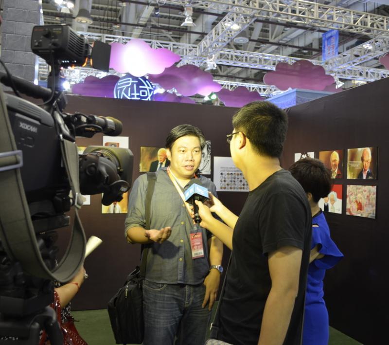 刘俊贤在“一代巨人百种身影”会场接受电视台访问。(受访者提供)