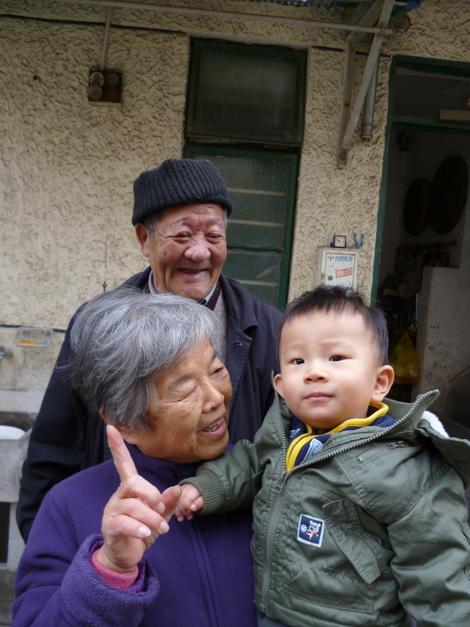 刘俊贤在上海的邻居蒋爷爷和奶奶,与他的大儿子刘远恒。(受访者提供)