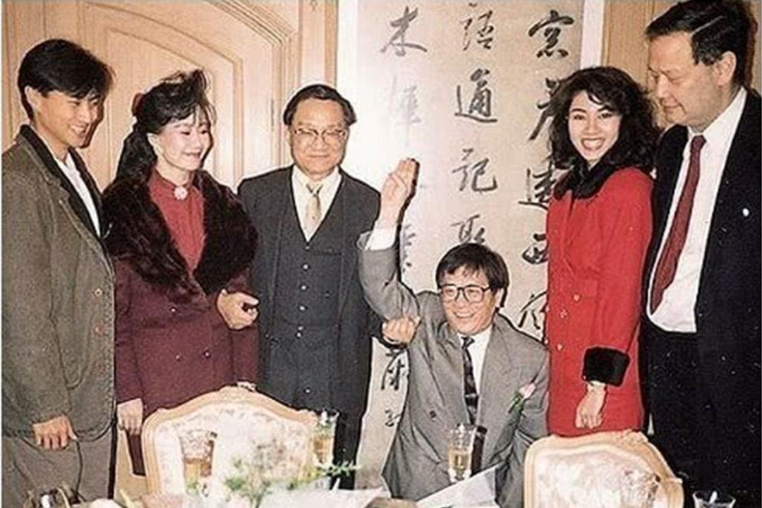 霑(举手者)向林燕妮(左二)求婚,倪震(左起)、金庸、李嘉欣一旁观看。当时 倪震、李嘉欣还是男女朋友。