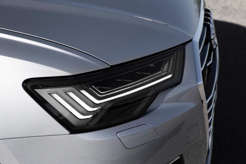 三列钩型的车头大灯设计展现奥迪在车灯设计方面的领导地位。