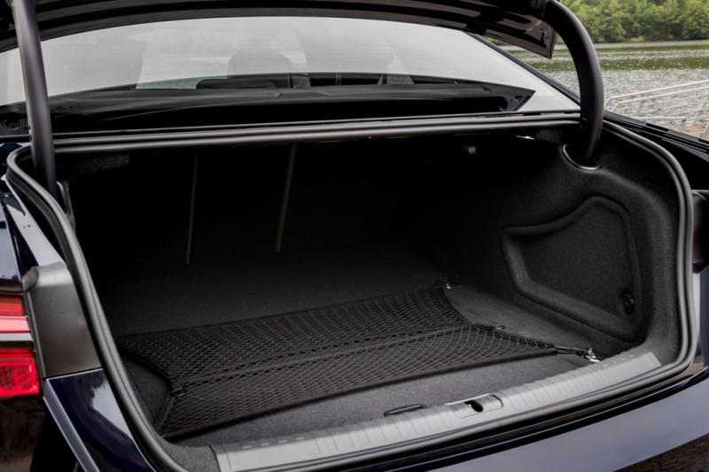 530升的大容量行李厢放得下两套高球杆。