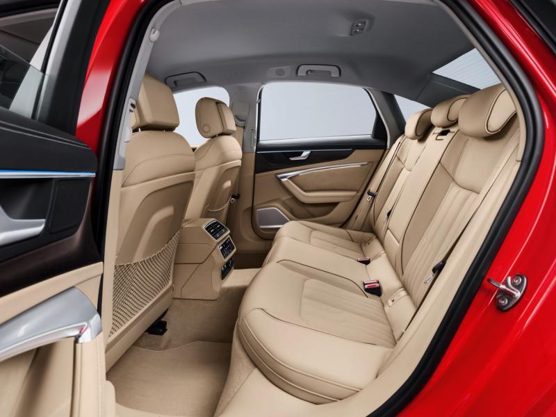 定位为商务舱的A6，有很宽敞的后座乘坐空间。