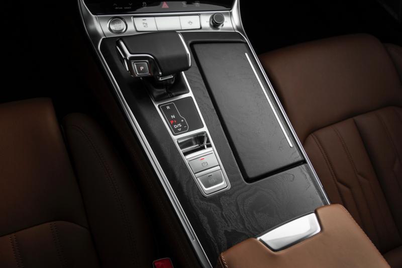 全新设计的排挡与中控台有更好的手感和空间感。