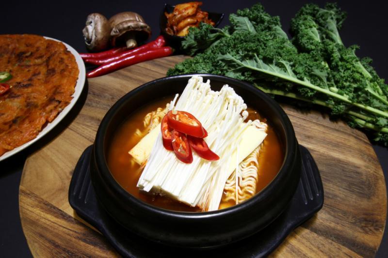 素食韩国餐馆“无骨厨房”的“韩式部队火锅”。(受访者提供)