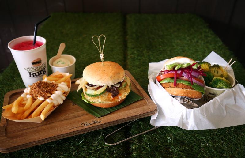 VeganBurg的“Rasa Sayang”汉堡包和甜菜根汉堡包。(萧紫薇摄影)