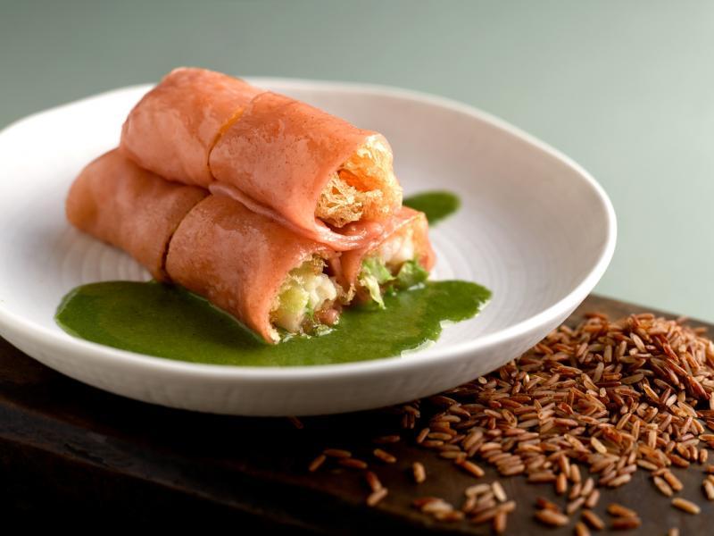 客家风味有机糙米虾卷。