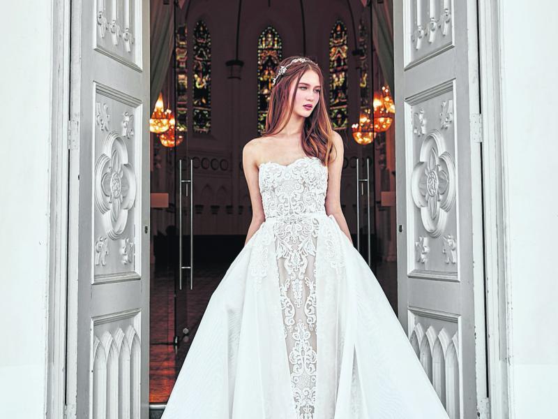 时下流行轻量的修身剪裁婚纱。