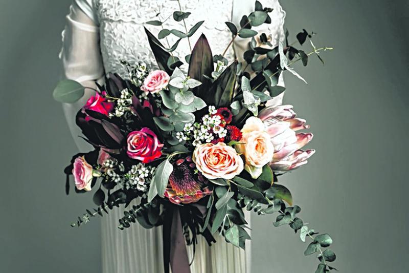 美式自然风婚礼花艺设计。