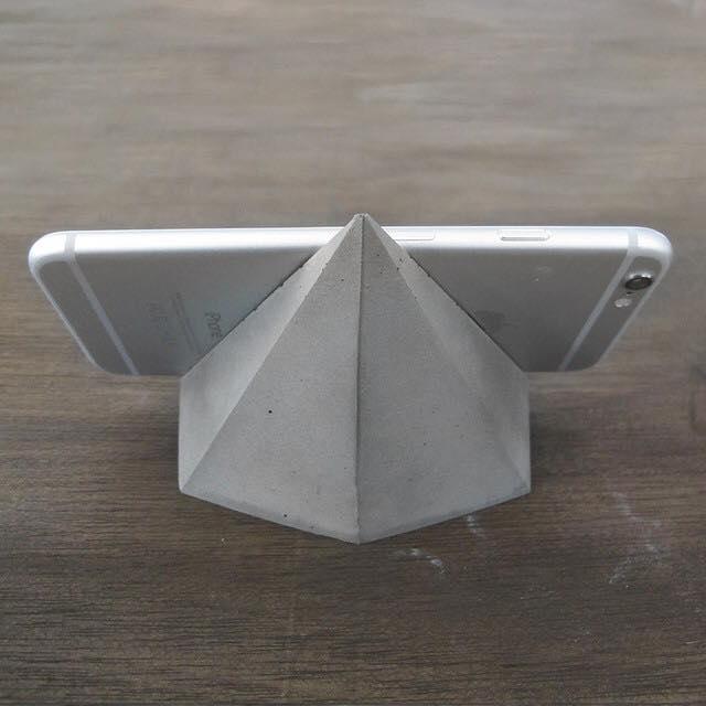 水泥铸成的手机架。