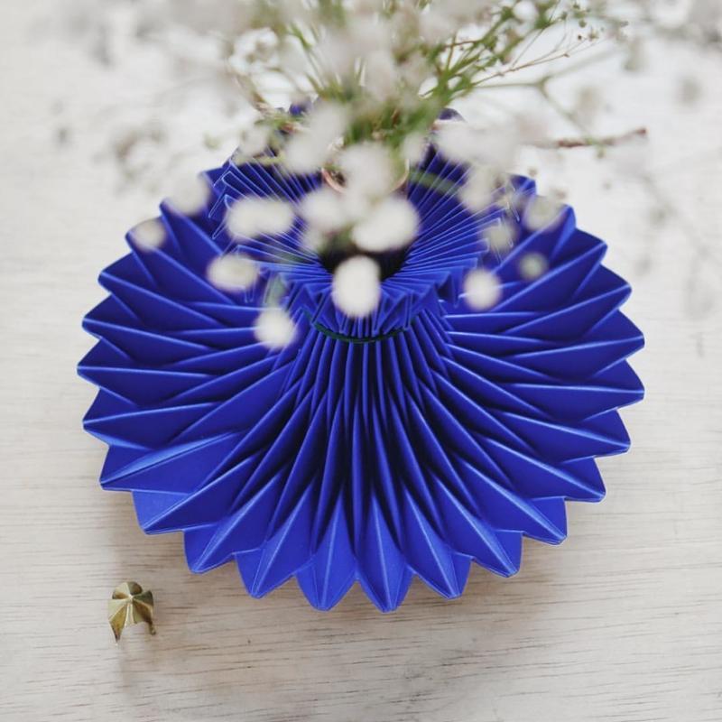 这款折纸花瓶十分精致,让人爱不释手。