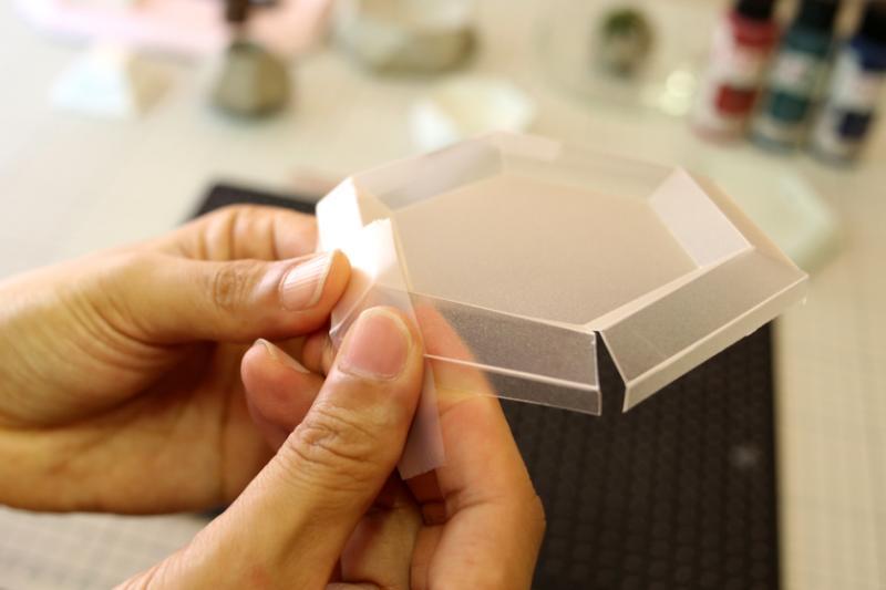 水泥小碟制作过程:①用特制刀片割出模具。