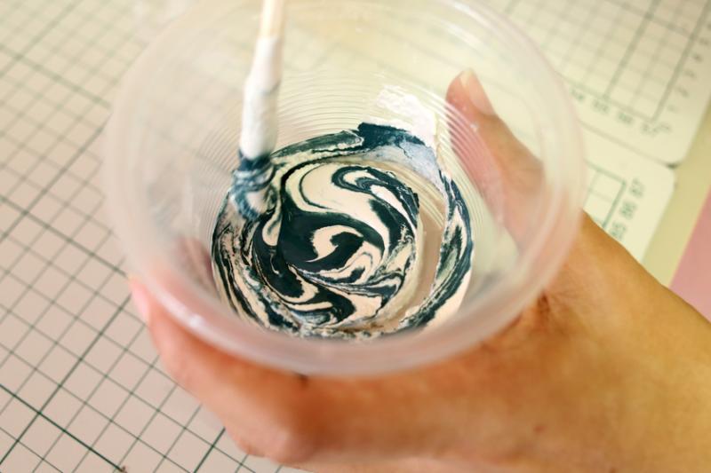 ②&③将三份白色水泥混合一份清水,搅成奶昔的厚度即可。在水泥加入五六滴染料,调和,为水泥染色。