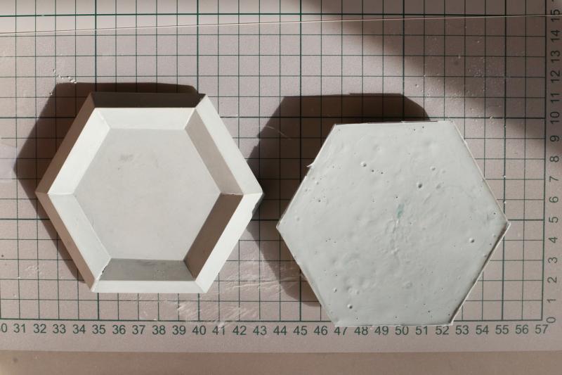 ④把调好色的水泥倒入模具;等待40分钟到1小时即能凝固成形。