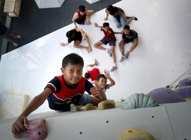 Hafizhan(前)有攀岩天分,9岁的Alif(后)也很快上手。