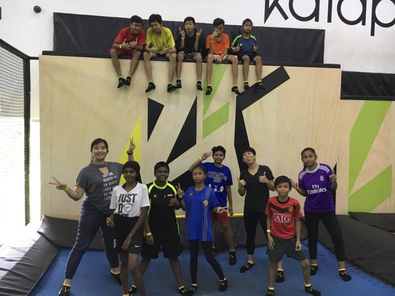 Nadia Ahmad Samdin(左一)与黄淑芬(后排右二)带孩子们做室内蹦床弹跳。(黄淑芬提供)