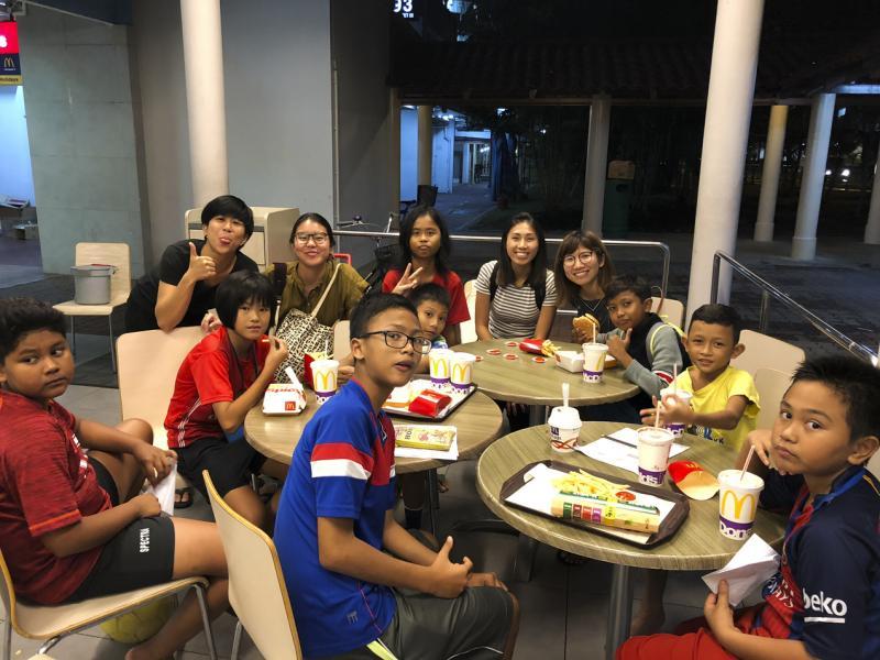 补习后到麦当劳宵夜是孩子们最期待的奖励。(黄淑芬提供)